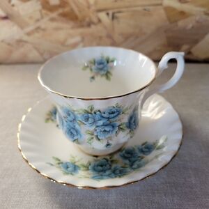 Royal Albert Blue Rose Teacup and Saucer(T8)